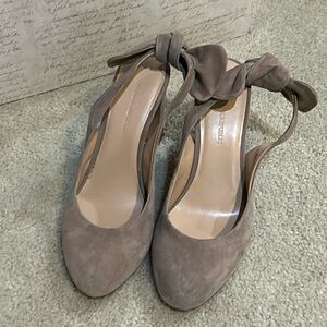 Banana Republic taupe/tan slingback heels.  Adorable bow back detail. EUC.